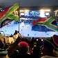 Sul-africanos aguardam o início das solenidades no Orlando Stadium, em Soweto Sul-africanos aguardam o início das solenidades no Orlando Stadium, em Soweto