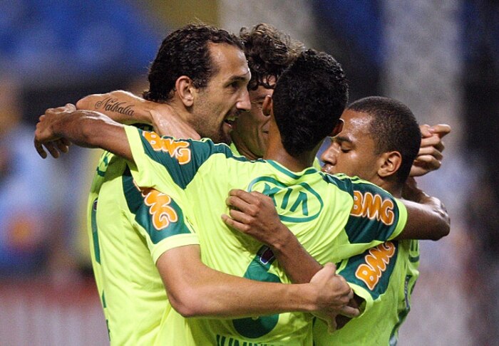 Com bela atuação de Barcos, Palmeiras vence Botafogo por 2 a 1 e respira no Brasileirão