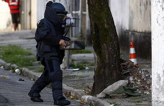 Policiais do GATE verificam uma falsa bomba encontrada em Presidente Altino, Osasco-SP