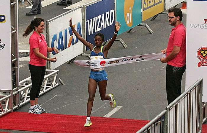A queniana Pasalia Kipkoech Chepkorir vence a prova feminina da São Silvestre 2009
