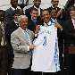 Obama recebe camisa do time da Carolina do Norte, campeão universitário