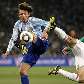 Disputa de bola entre Heinze, da Argentina, e o mexicano Osorio