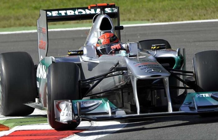O ídolo Michael Schumacher mostra força ao garantir o terceiro melhor tempo