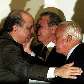 O presidente do Senado, Antônio Carlos Magalhães, cumprimenta o ministro da Saúde, José Serra, junto O presidente do Senado, Antônio Carlos Magalhães, cumprimenta o ministro da Saúde, José Serra, junto