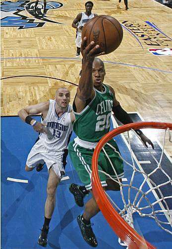 Ray Allen vence a marcação para anotar dois pontos na vitória do Celtics por 92 a 88 sobre o Magic