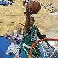 Ray Allen vence a marcação para anotar dois pontos na vitória do Celtics por 92 a 88 sobre o Magic