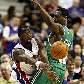 McDyess, dos Pistons, passa a bola contra Rondo, dos Celtics McDyess, dos Pistons, passa a bola contra Rondo, dos Celtics