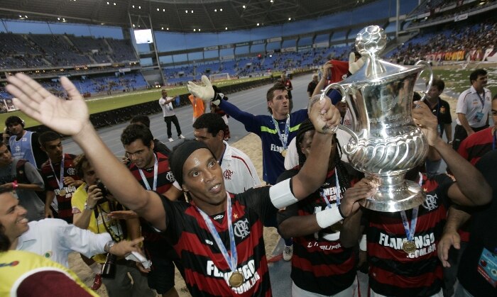 Ronaldinho acena e dá a volta olímpica com a Taça Guanabara, pela qual foi campeão no Flamengo