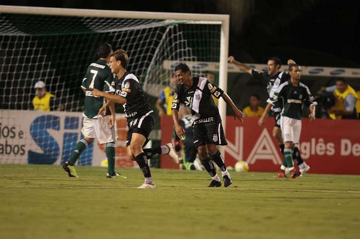 O zagueiro Diego, da Ponte Preta, comemora gol sobre o Palmeiras - o primeiro na vitória por 2 a 0