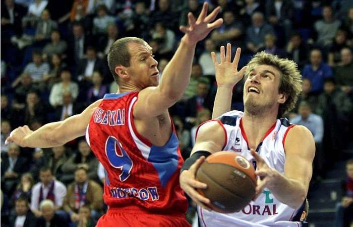 Tiago Splitter (dir), do Caja Laboral (ESP),  disputa jogada com Siskauskas; vitória do CSKA