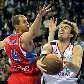 Tiago Splitter (dir), do Caja Laboral (ESP),  disputa jogada com Siskauskas; vitória do CSKA