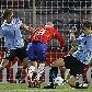 Copa América: Lugano e Coates, defensores do Uruguai, disputam a bola com Suazo, do Chile, no 1 a 1