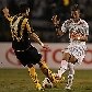 Neymar - que levou amarelo -, do Santos, entra com o pé por cima e faz falta em Gonzalez, do Peñarol
