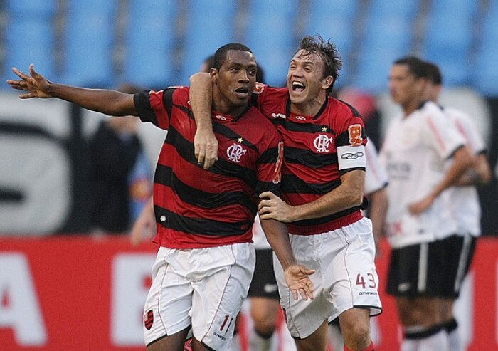 Petkovic corre para comemorar o gol de Renato, que empatou o jogo contra o Corinthians