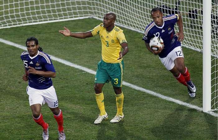 O francês Henry leva a bola para o centro do campo, após gol da França marcado por Malouda