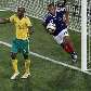 O francês Henry leva a bola para o centro do campo, após gol da França marcado por Malouda O francês Henry leva a bola para o centro do campo, após gol da França marcado por Malouda