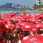 Turistas se divertem na praia neste verão Turistas se divertem na praia neste verão