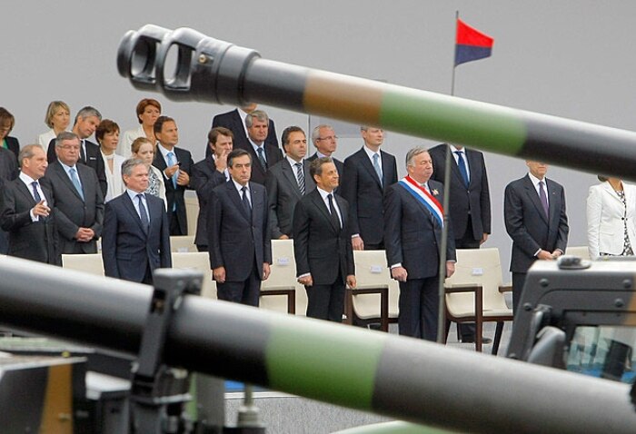 Desfile militar passa em frente ao presidente Nicolas Sarkozy e autoridades durante Dia da Bastilha