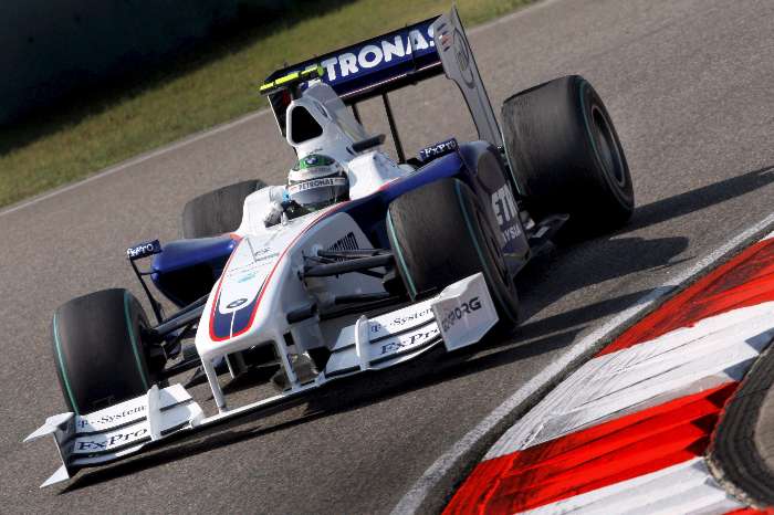 Nick Heidfeld conduz a BMW no treino livre do GP da China de F-1
