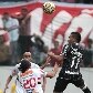 Disputa de bola entre os jogadores