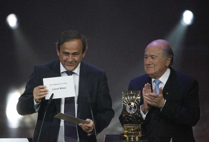 Michel Platini e Joseph Blatter anunciam Lionel Messi como Melhor do Mundo
