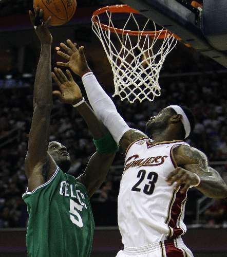LeBron James, do Cleveland Cavaliers, tenta impedir a cesta de Kevin Garnett, do Boston Celtics