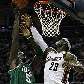 LeBron James, do Cleveland Cavaliers, tenta impedir a cesta de Kevin Garnett, do Boston Celtics