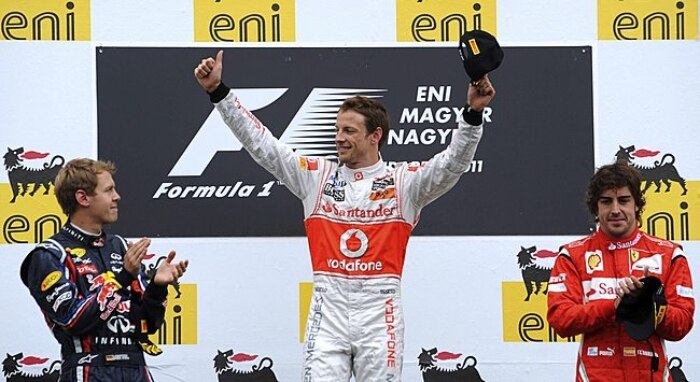 Button comemora vitória no GP da Hungria, com Vettel em segundo e Alonso em terceiro