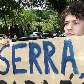 Eleitor protesta contra a campanha do candidato José Serra em colégio eleitoral de SP