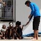 Campeão olímpico Michael Phelps visita a Rocinha e dá aulas de natação Campeão olímpico Michael Phelps visita a Rocinha e dá aulas de natação