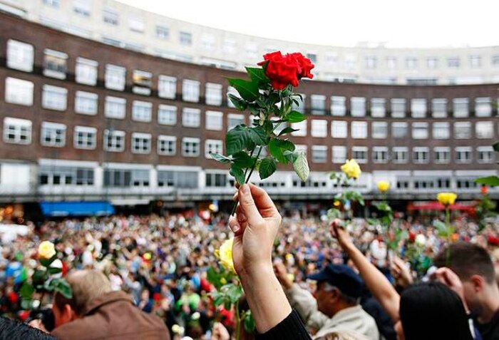 População da Noruega sai às ruas para prestar homenagem às vítimas do duplo atentado