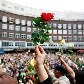 População da Noruega sai às ruas para prestar homenagem às vítimas do duplo atentado População da Noruega sai às ruas para prestar homenagem às vítimas do duplo atentado