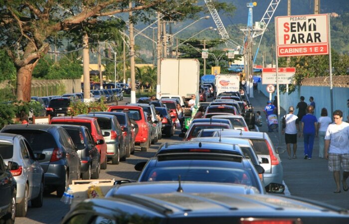 Fila de carros na  balsa que leva para  Ilhabela, em São Sebastião. 20/04/2011
