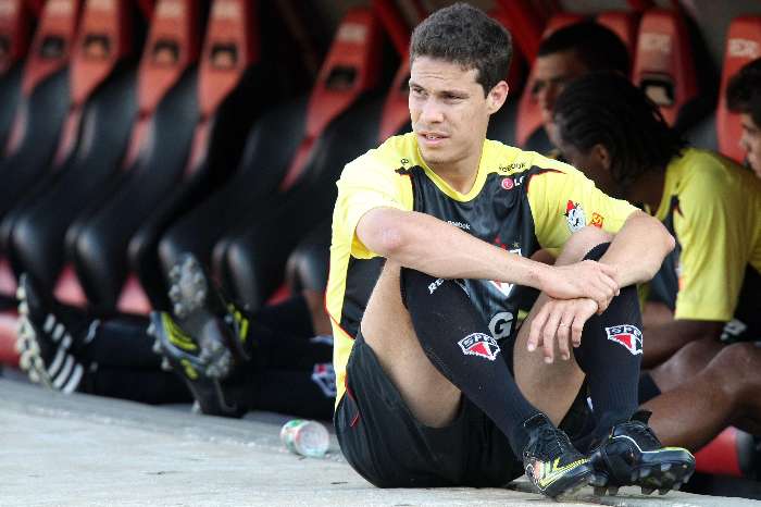Hernanes assiste treino do São Paulo, que se prepara para o Brasileirão