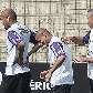 Souza espera para exercício, enquanto Ronaldo brinca com Roberto Carlos no treino do Corinthians