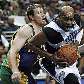Darius Songaila, do New Orleans Hornets, não consegue parar Vince Carter, Orlando Magic Darius Songaila, do New Orleans Hornets, não consegue parar Vince Carter, Orlando Magic