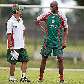 O técnico Mário Sérgio conversa com Christian, na Portuguesa