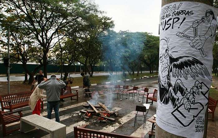 Alunos bloqueiam avenida das faculdades de História e Geografia nesta quarta-feira