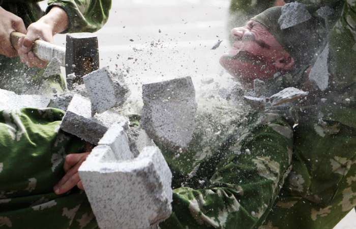 Em exibição militar, soldado quebra concreto com martelo no estômago de companheiro, na Ucrânia