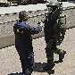 Policial com farda antibomba vai inspecionar pacote no Centro de Convenções na Cidade do Cabo