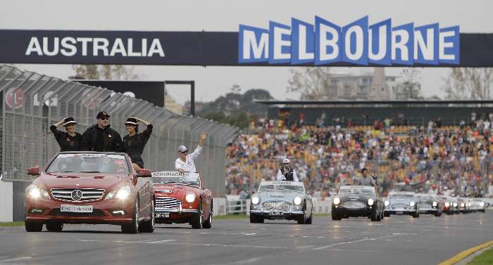 Liderados pelo ator John Travolta, os pilotos da F-1 desfilam pelo circuito de Albert Park