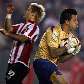 Fábio, do Cruzeiro, pega bola antes de Fernandez, do Estudiantes
