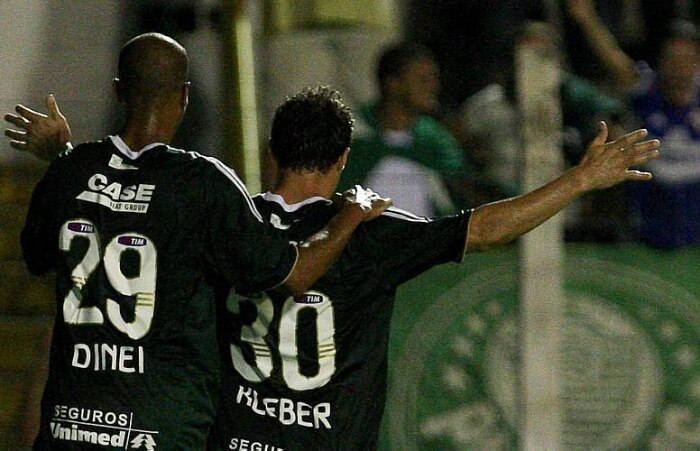Kléber e Dinei comemoram o primeiro goleada do Palmeiras por 4 a 1 sobre o Ituano