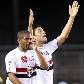 Marlos levanta os braços e festeja seu gol com Junior Cesar na vitória do São Paulo