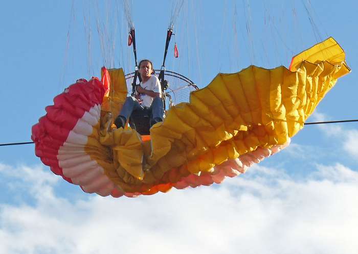 Praticante de parapente ficou preso na rede elétrica da CPFL no município de Pompéia. 18/01/2010 