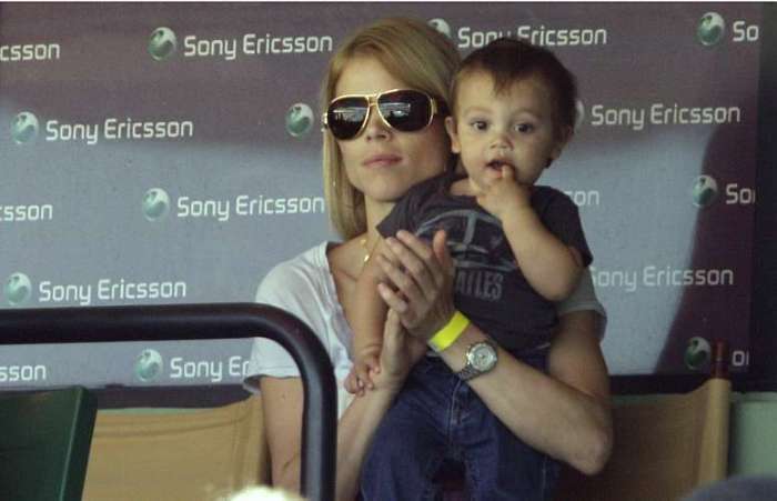 Elin Nordegren, mulher de Tiger Woods, e o filho Charlie, acompanham partida do Masters 1000