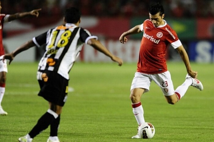 Pela Copa Libertadores, Santos arranca empate do Inter em Porto Alegre.