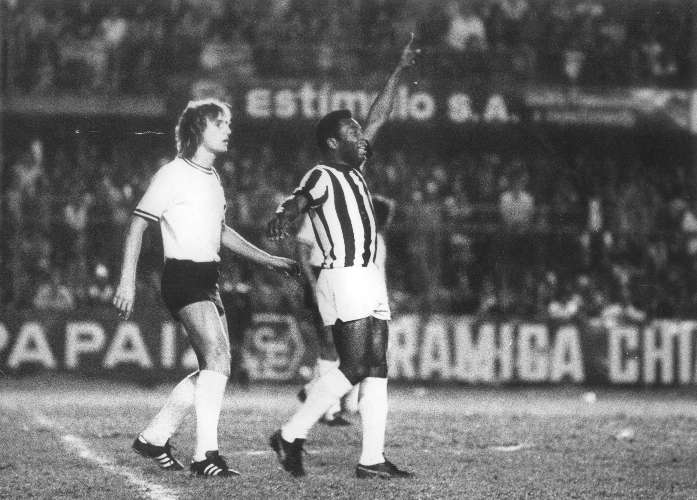 Pelé pede a bola em sua última partida com a camisa do Santos