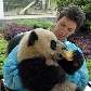 YA´ AN - No centro de proteção do panda permite que os ursinhos de quatro meses sejam pegos no colo