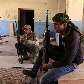 Rebeldes líbios conversam durante vigia em Misratah, na Líbia